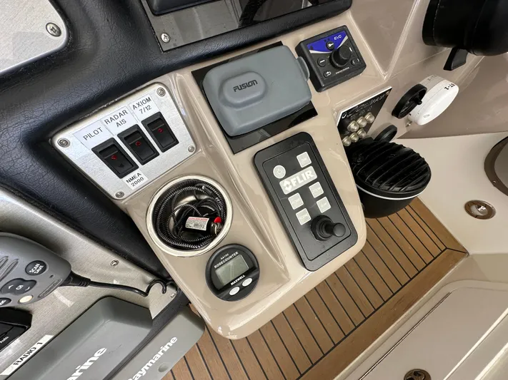 No Dploma Yacht Photos Pics Control panel of 2009 Cruisers Yachts 420 Express with navigation and communication equipment.