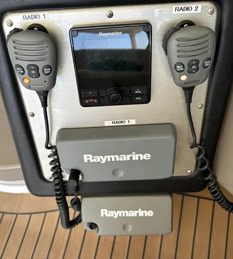 No Dploma Yacht Photos Pics Raymarine radio system on 2009 Cruisers Yachts 420 Express boat.