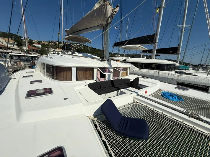  Yacht Photos Pics 2009 Lagoon 440 catamaran with spacious deck and seating, docked at marina.