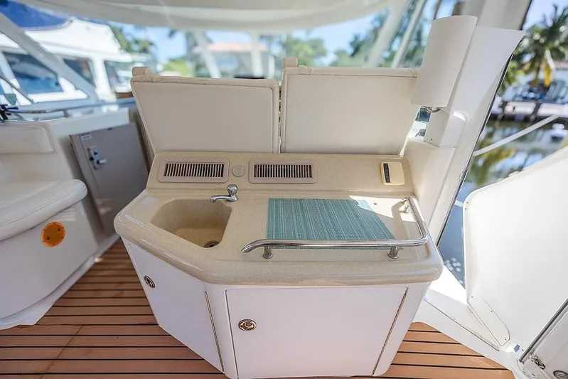 Pure Drive Yacht Photos Pics 2005 Sea Ray 390 Motor Yacht wet bar with sink and cutting board on deck.