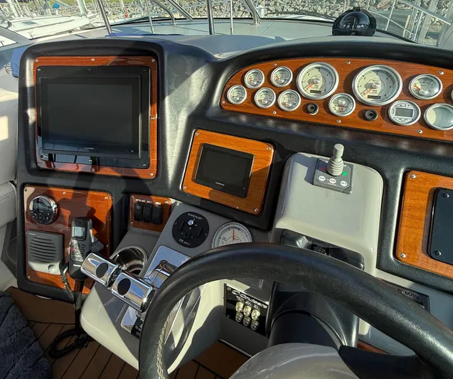 Ciel Rouge Yacht Photos Pics 2006 Cruisers Yachts 420 Express dashboard with gauges, controls, and navigation screens.