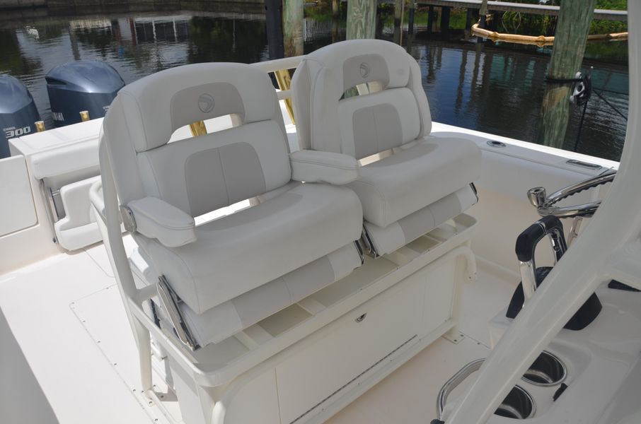 2013 Edgewater 318 Center Console