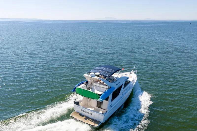  Yacht Photos Pics Bayliner 3988 yacht cruising on open water, 1997 model.