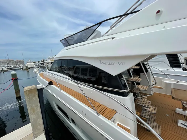 Lady Bavarkica Yacht Photos Pics 