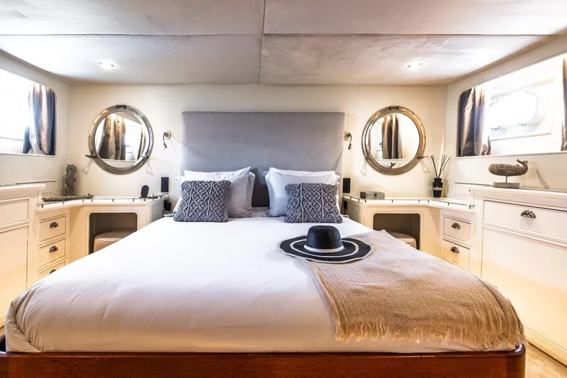 Stalca Yacht Photos Pics Luxurious bedroom interior on 1971 Visch 001 yacht, featuring elegant decor and cozy bedding.