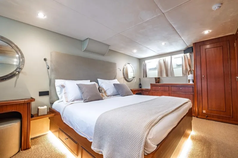 Stalca Yacht Photos Pics Luxurious bedroom interior on 1971 Visch 001 yacht, featuring elegant wood finishes and cozy bedding.
