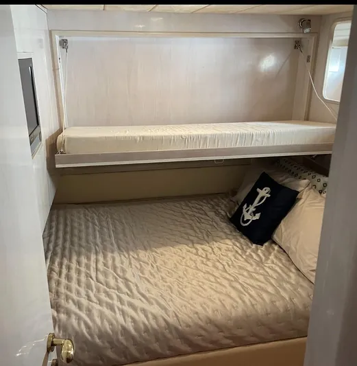 Sand Castle Yacht Photos Pics Compact cabin with bunk beds in a 1996 Johnson 70 Euro yacht.