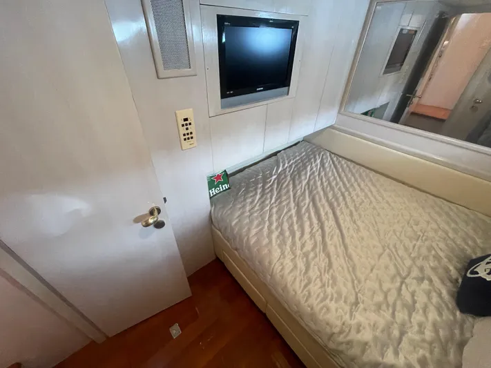 Sand Castle Yacht Photos Pics Small bedroom with TV, bed, and Heineken sign in a 1996 Johnson 70 Euro yacht.