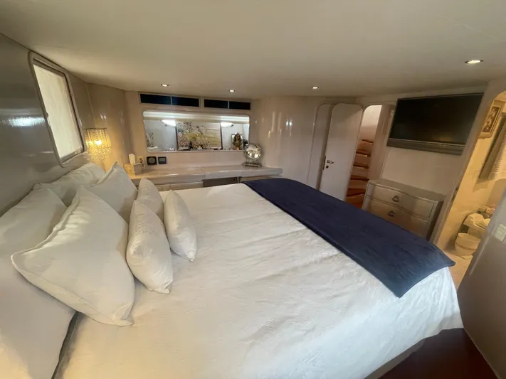 Sand Castle Yacht Photos Pics Luxurious bedroom interior on a 1996 Johnson 70 Euro yacht, featuring a cozy bed and modern decor.