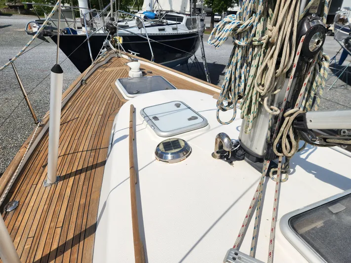 Vivace 1 Yacht Photos Pics Deck of 2002 Hallberg-Rassy 36 MKII sailboat with teak finish and rigging details.