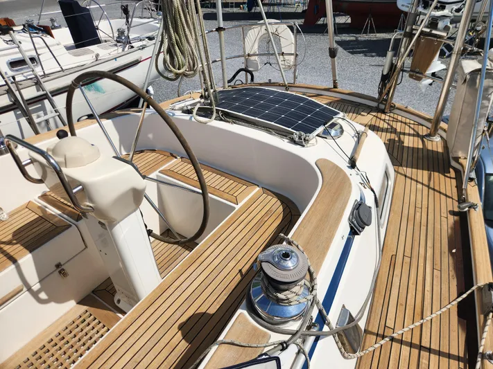 Vivace 1 Yacht Photos Pics Hallberg-Rassy 36 MKII 2002 sailboat cockpit with teak deck and solar panel.