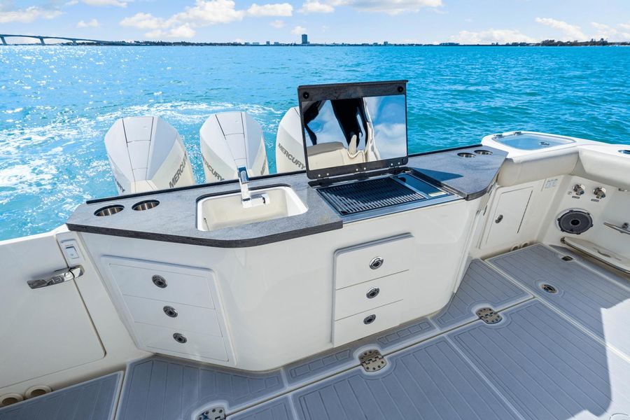 2022 Boston Whaler 405 Conquest