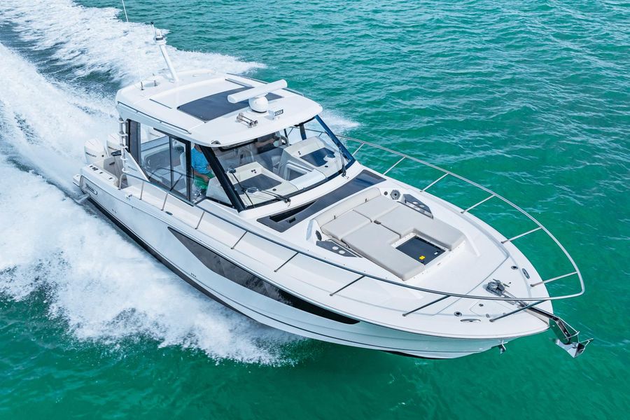 2022 Boston Whaler 405 Conquest