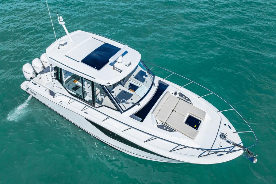 2022 Boston Whaler 405 Conquest