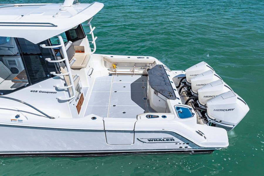 2022 Boston Whaler 405 Conquest