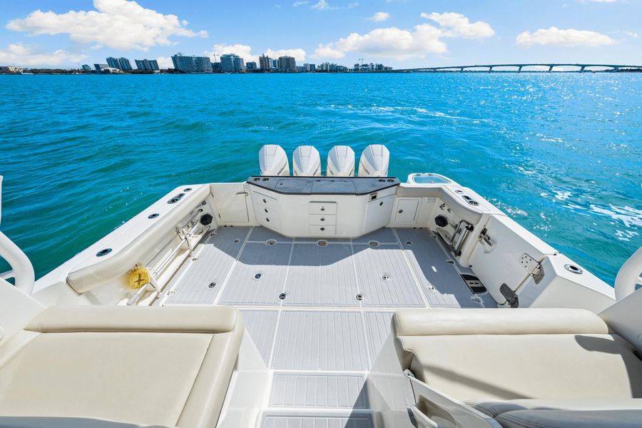 2022 Boston Whaler 405 Conquest