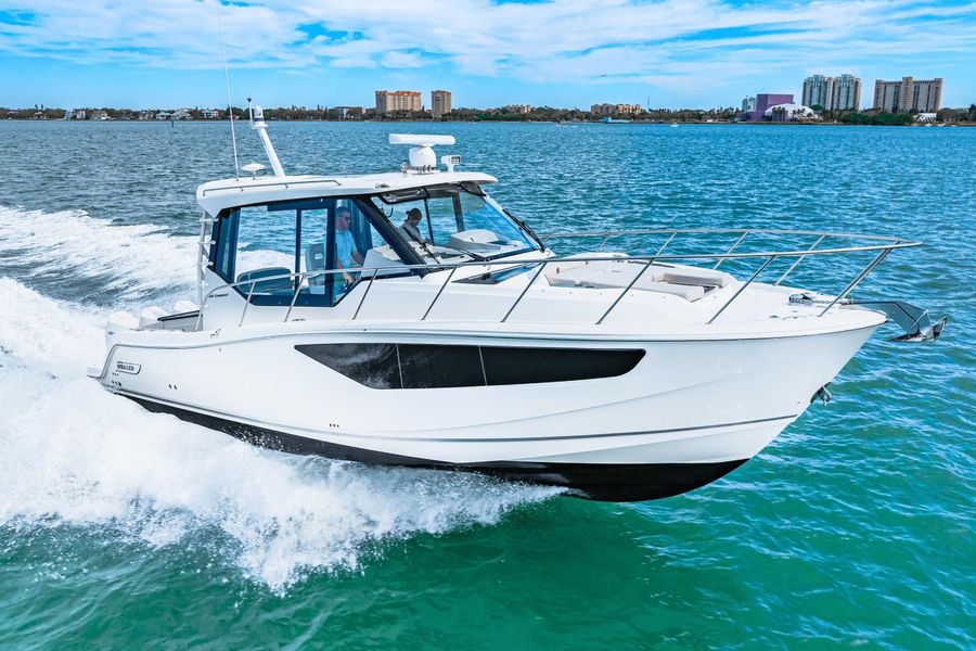 2022 Boston Whaler 405 Conquest