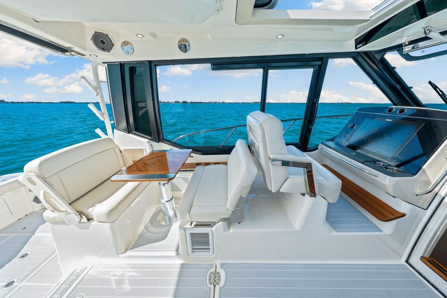 2022 Boston Whaler 405 Conquest