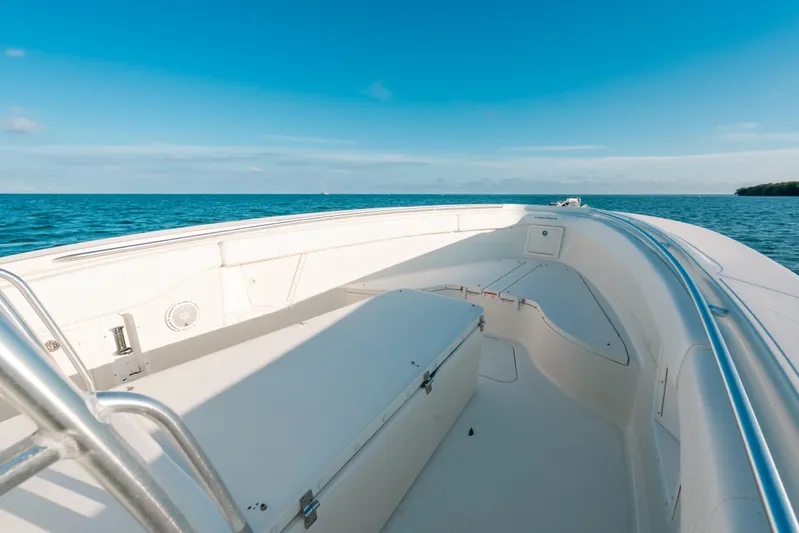  Yacht Photos Pics 2005 Hydra-Sports 3300 CC boat on open sea under clear blue sky.