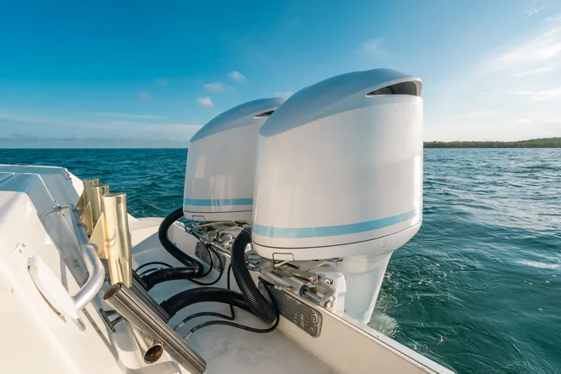  Yacht Photos Pics 2005 Hydra-Sports 3300 CC boat engines on open water.