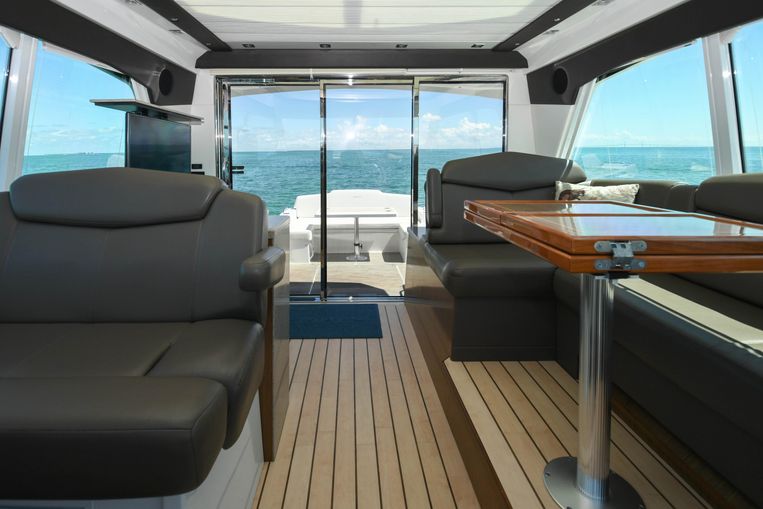 2014-48-cruisers-yachts-48-cantius