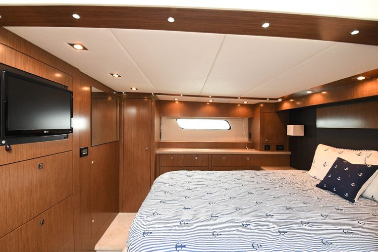 2014-48-cruisers-yachts-48-cantius
