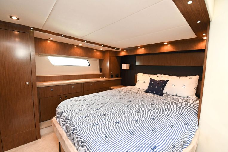 2014-48-cruisers-yachts-48-cantius