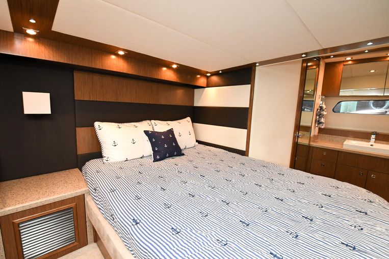 2014-48-cruisers-yachts-48-cantius