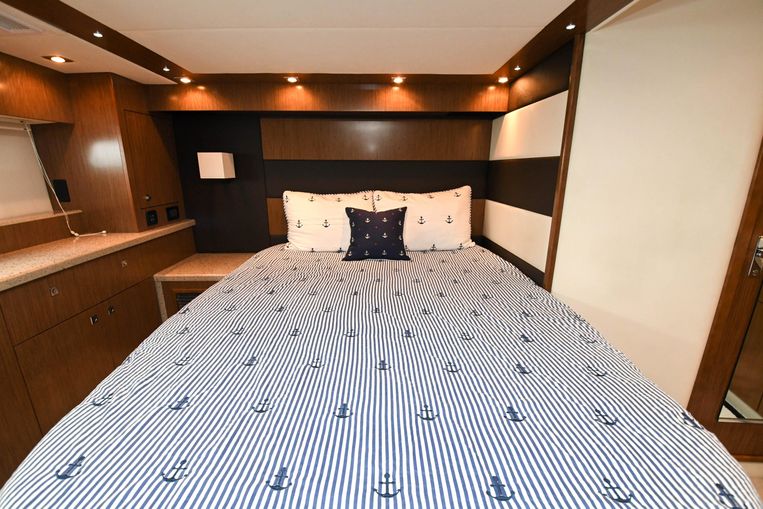 2014-48-cruisers-yachts-48-cantius
