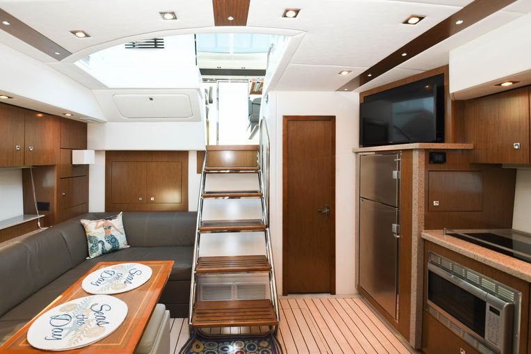 2014-48-cruisers-yachts-48-cantius