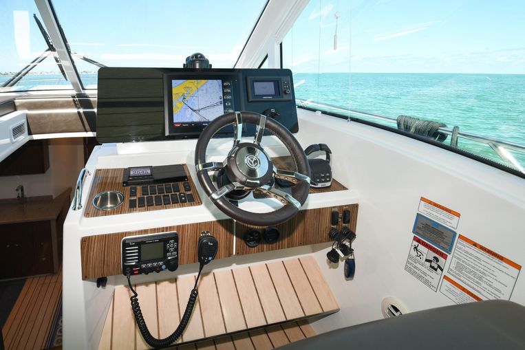 2014-48-cruisers-yachts-48-cantius