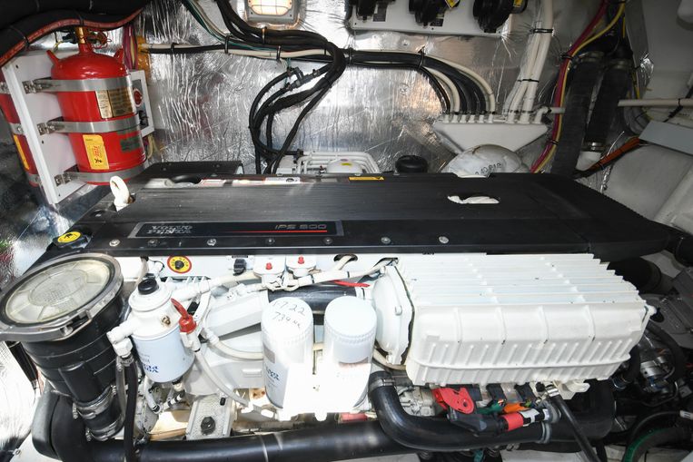 2014-48-cruisers-yachts-48-cantius