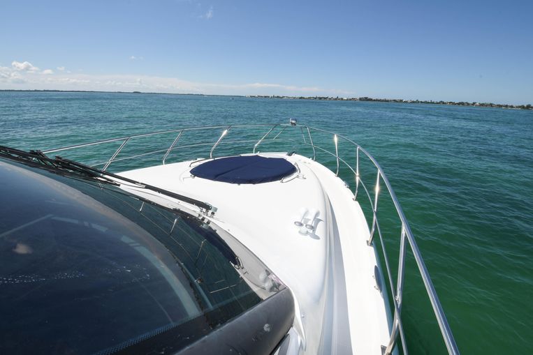 2014-48-cruisers-yachts-48-cantius