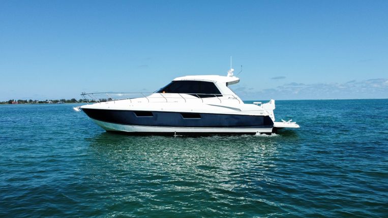 2014-48-cruisers-yachts-48-cantius
