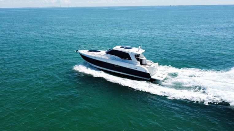 2014-48-cruisers-yachts-48-cantius