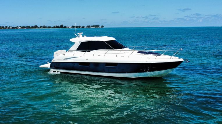 2014-48-cruisers-yachts-48-cantius