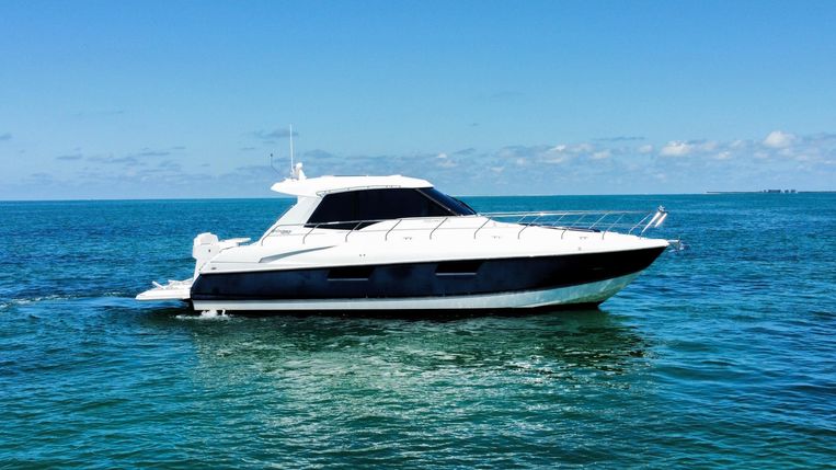 2014-48-cruisers-yachts-48-cantius