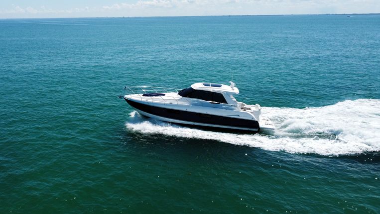 2014-48-cruisers-yachts-48-cantius