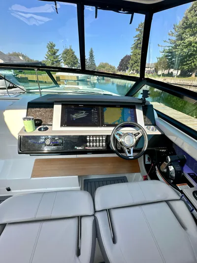  Yacht Photos Pics 2021 Sea Ray SLX 400 Outboard helm with modern controls and panoramic view.