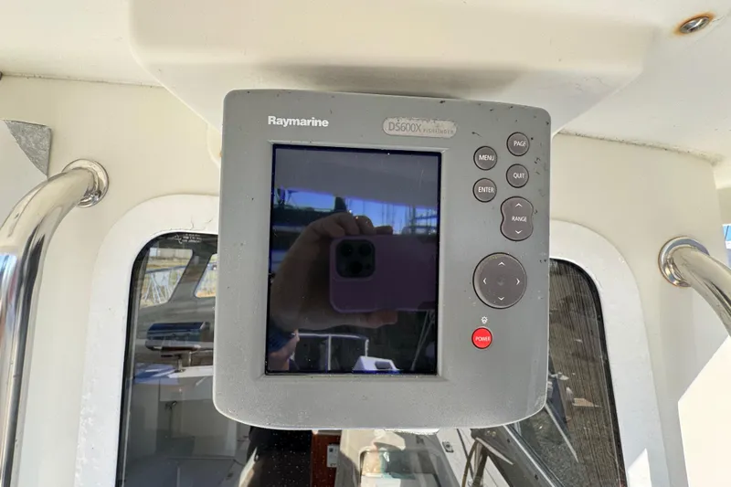 Yacht Photos Pics Raymarine DS600X fishfinder on 2005 Ocean Sport Roamer 30 boat dashboard.