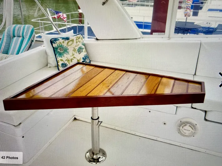  Yacht Photos Pics Interior of 2000 Jefferson 56 Rivanna yacht with wooden table and cushioned seating.