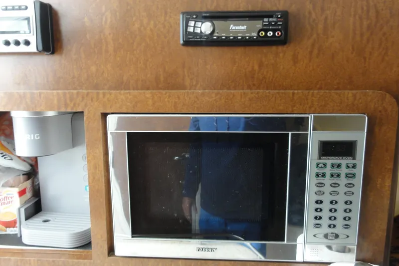  Yacht Photos Pics 2008 Hydra-Sports Vector 3500 VX interior with microwave, stereo, and coffee maker.