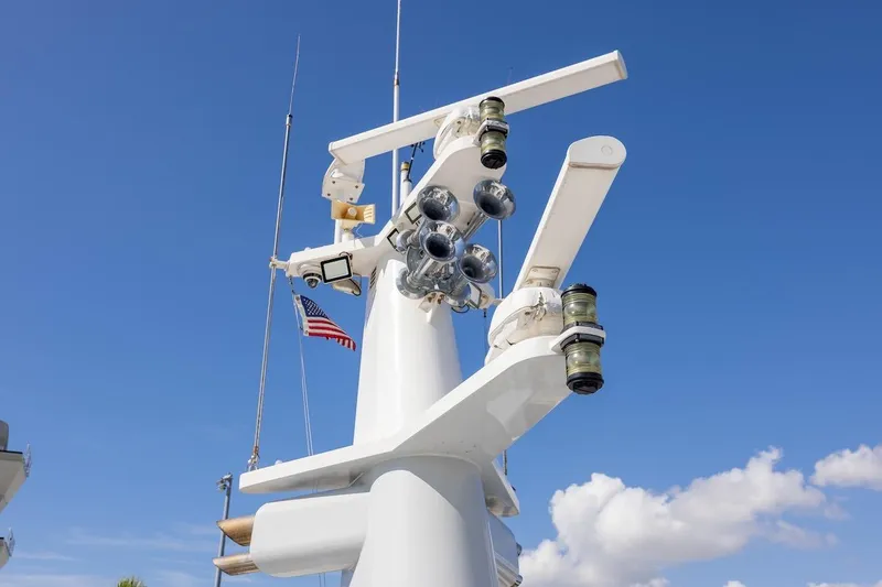  Yacht Photos Pics Radar and communication equipment on ABD 90 Explorer yacht, 1996, with American flag.