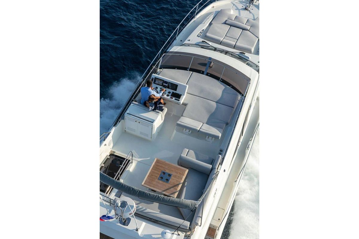 2020 Prestige 61 