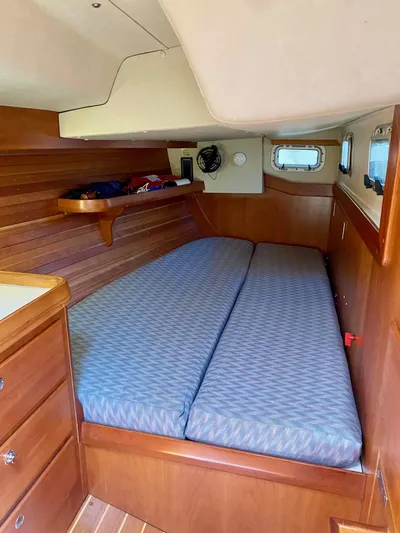 Navicula Yacht Photos Pics Interior cabin of 2001 J Boats J/46 with wooden finish and comfortable bedding.