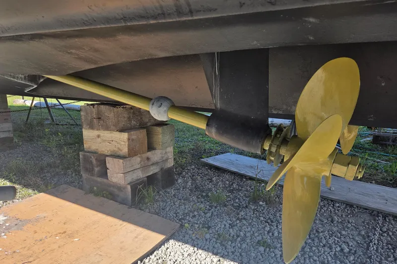 Pier Pressure Yacht Photos Pics Propeller and shaft of 2000 Carver 450 Voyager Pilothouse on wooden blocks.