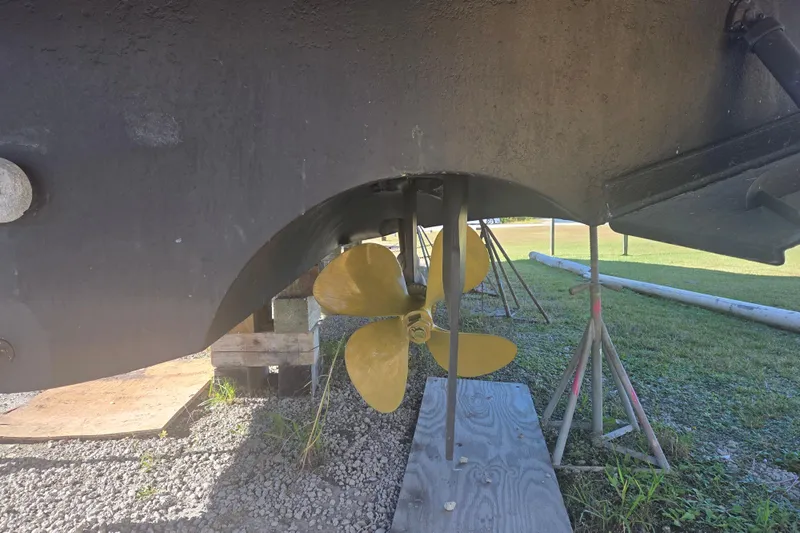 Pier Pressure Yacht Photos Pics Propeller of 2000 Carver 450 Voyager Pilothouse on dry dock, side view.