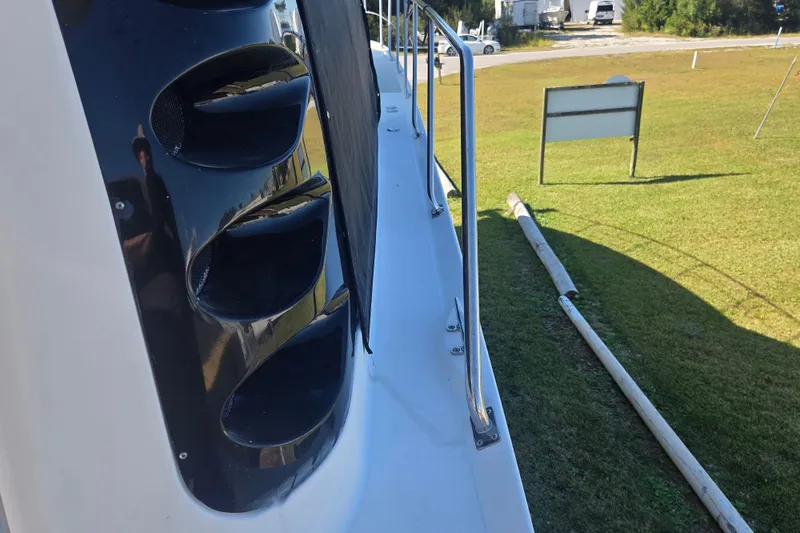 Pier Pressure Yacht Photos Pics Side view of 2000 Carver 450 Voyager Pilothouse yacht on grassy area.