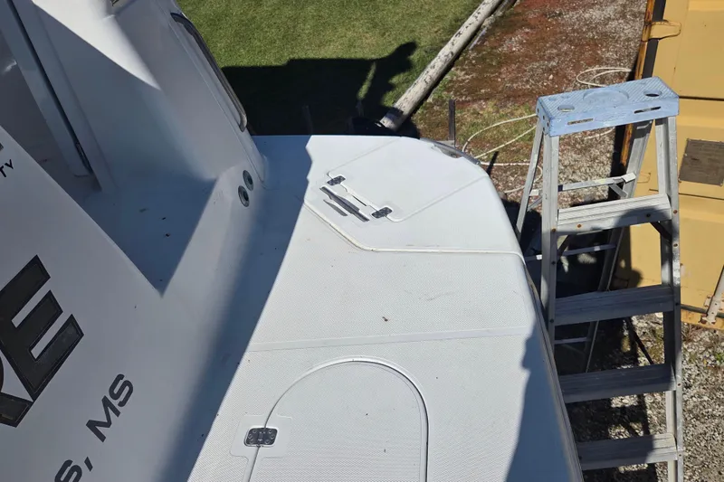 Pier Pressure Yacht Photos Pics 2000 Carver 450 Voyager Pilothouse deck with ladder, outdoor setting.