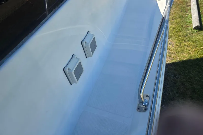 Pier Pressure Yacht Photos Pics 2000 Carver 450 Voyager Pilothouse deck with railings and electrical outlets.